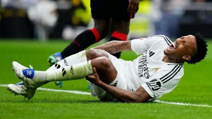 Trung vệ người Brazil dính chấn thương trong trận Real Madrid thắng Alaves 2-1.