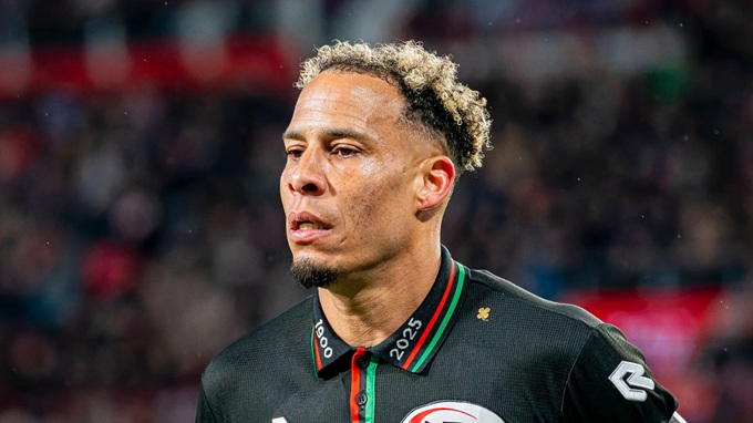 Tiền vệ Tjaronn Chery (NEC Nijmegen) sinh ra ở Hà Lan nhưng chọn khoác áo ĐT Suriname