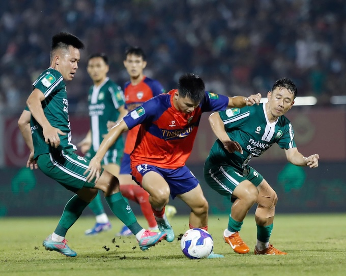Thanh Bình và Minh Vương nỗ lực truy cản cầu thủ TN TP.HCM. Ảnh: Anh Khoa 