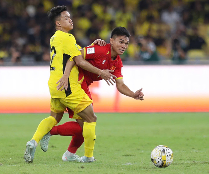 ĐTQG Malaysia (áo vàng) đang bị CĐV tẩy chay