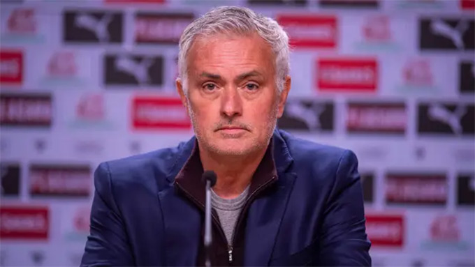 Phòng thay đồ Real Madrid không ủng hộ Mourinho