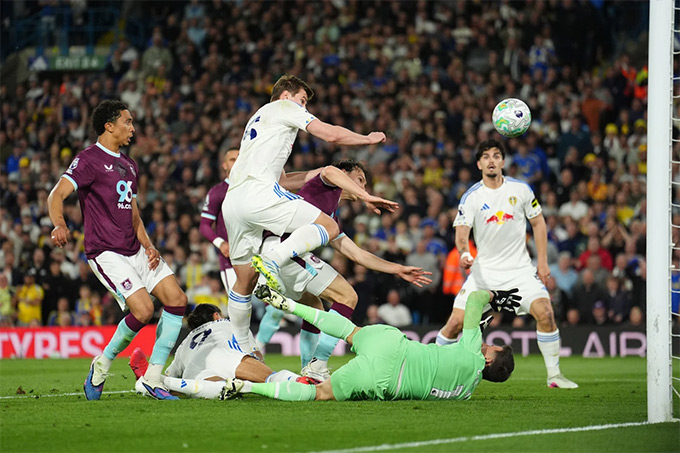 Leeds dễ dàng giành chiến thắng với tỷ số cách biệt trước Leeds