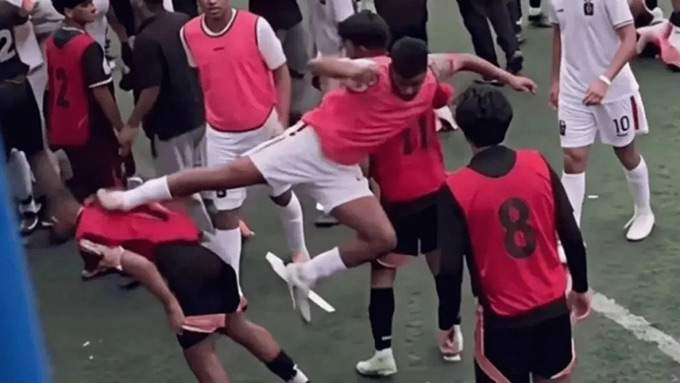 Pha tung cước thô bạo của Fadly Alberto Hengga