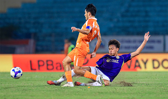 Trung vệ 20 tuổi - Nguyễn Anh Tiệp đang là phát hiện thú vị của CLB Hà Nội ở V.League 2025/26 - Ảnh: Minh Tuấn 