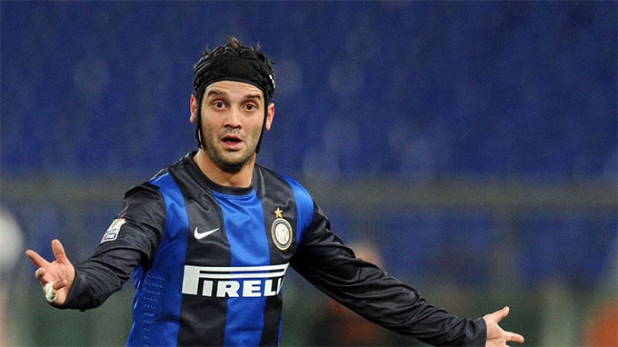 Chivu với chiếc mũ bảo hộ không lẫn vào đâu được khi còn là cầu thủ