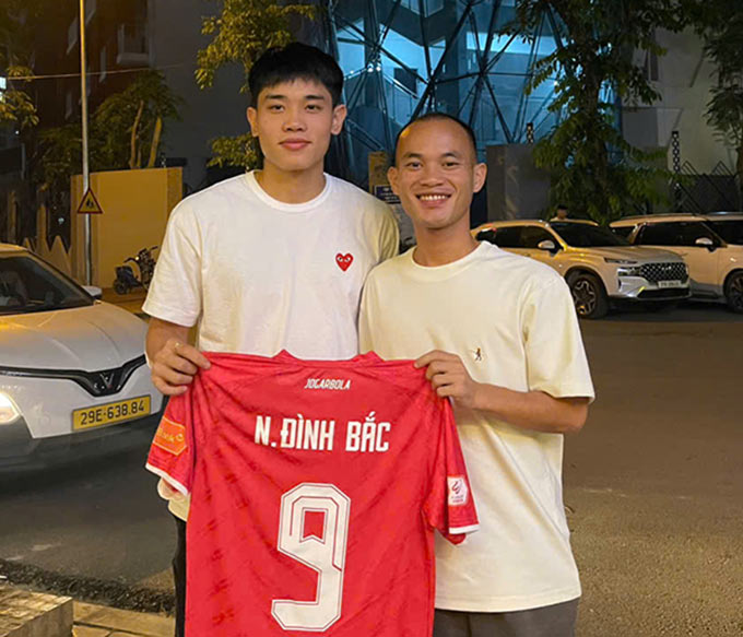 Đình Bắc và Minh Phúc từng giúp đỡ Khampane Douangvilay để anh trang trải cuộc sống