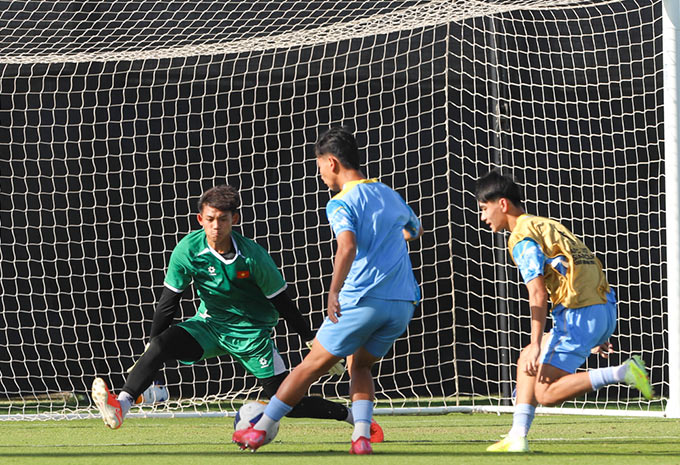 Khả năng dứt điểm của U17 Việt Nam khiến HLV Roland chưa thể yên tâm