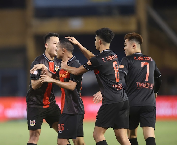 Niềm vui của Ninh Bình khi có bàn gỡ hoà 1-1. Ảnh: Phan Tùng 