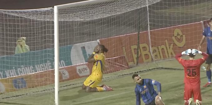 Có lẽ Carlos Fortes cũng không dám tin anh lại dứt điểm tồi đến thế
