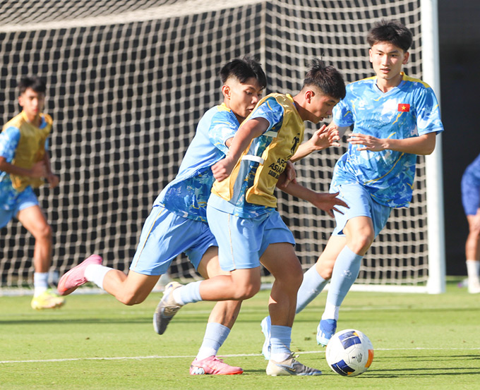 Mạnh Quân (áo vàng) được bổ sung cho VCK U17 châu Á 2026 - Ảnh: VFF 