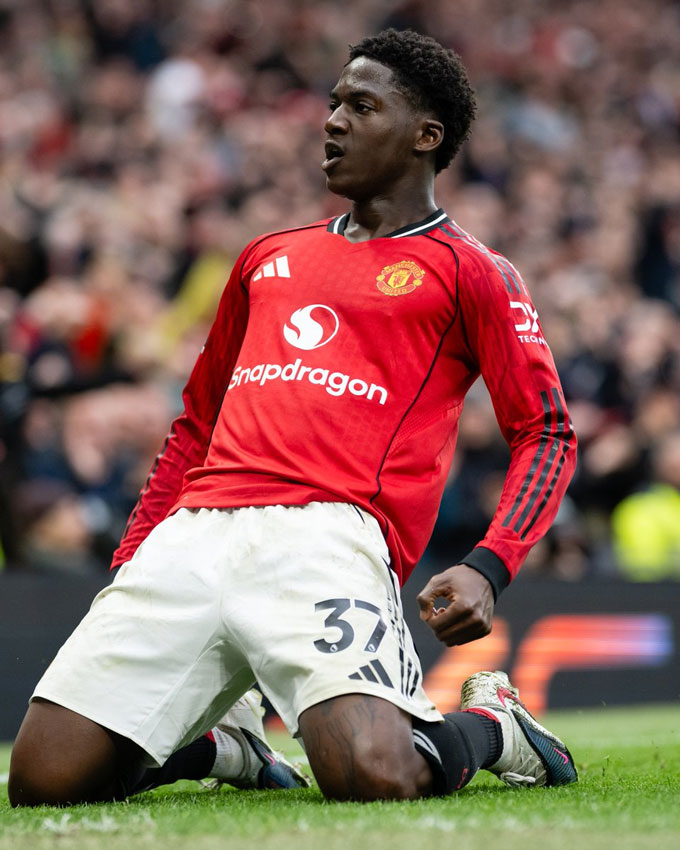 Mainoo tỏa sáng ở trận MU thắng Liverpool - Ảnh: Twitter Manchester United
