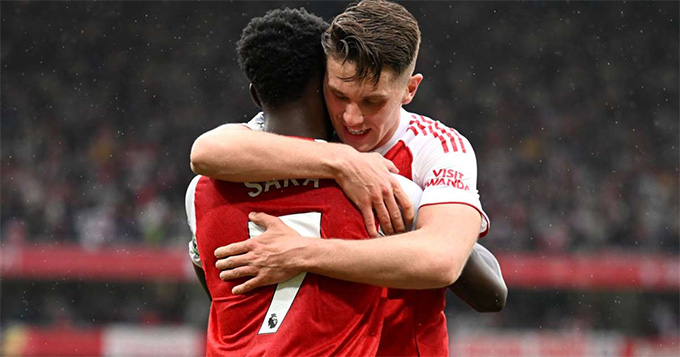 Lần đầu bộ đôi cùng nhau tham gia trực tiếp vào một bàn thắng cho Arsenal tại Ngoại hạng Anh