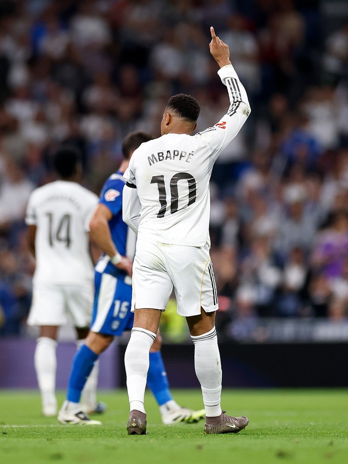 Kylian Mbappe đang tạo bầu không khí độc hại trong phòng thay đồ của Real Madrid
