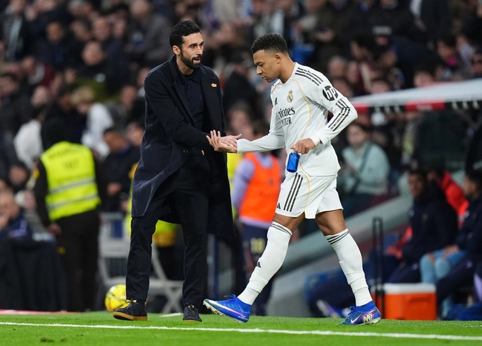 Mbappe cũng không tôn trọng ông thầy Alvaro Arbeloa (trái)