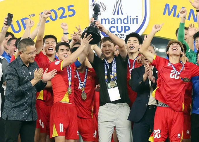 HLV Kim và các cộng sự nhận được vinh dự sau khi cùng U22 Việt Nam vô địch SEA Games 33