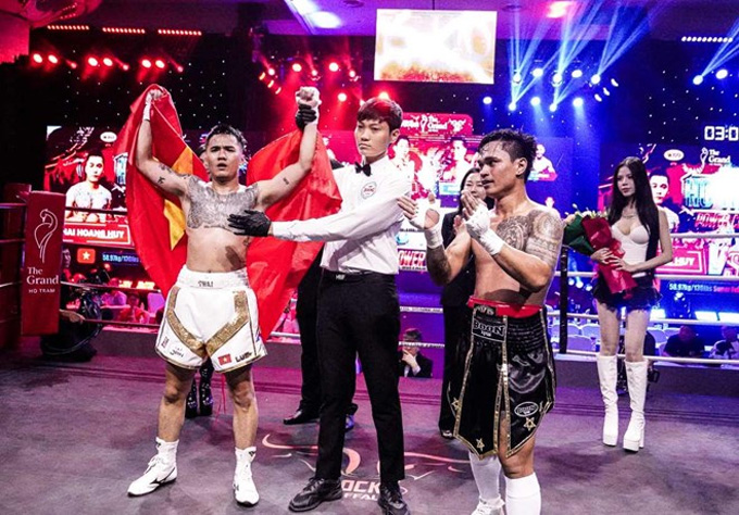 Hoàng Huy hạ knock-out đối thủ Thái Lan tại sự kiện boxing Ho Tram Power Clash - Ảnh: Phong Lê