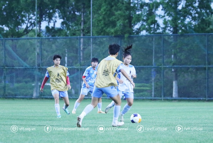 U17 nữ Việt Nam tập luyện cho trận gặp Trung Quốc - Ảnh: VFF