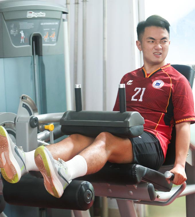 Cầu thủ Tân Hiệp Hưng tập luyện trong phòng gym - Ảnh: Tân Hiệp Hưng