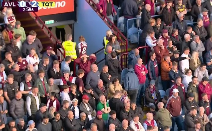 CĐV Aston VIlla rủ nhau ra về chỉ sau 25 phút đầu tiên ở trận tiếp Tottenham - Ảnh: Fanzone