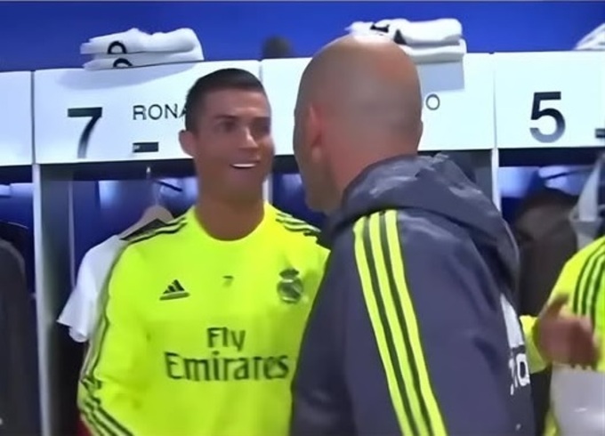 Khi Zidane lần đầu bước vào phòng thay đồ với tư cách HLV trưởng Real Madrid, tất cả các ngôi sao đều đứng dậy chào hỏi.