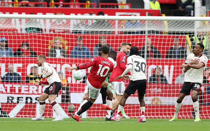 Hàng thủ Liverpool "loạn cào cào" khi bị các tiền đạo của MU quấy phá - Ảnh: Reuters