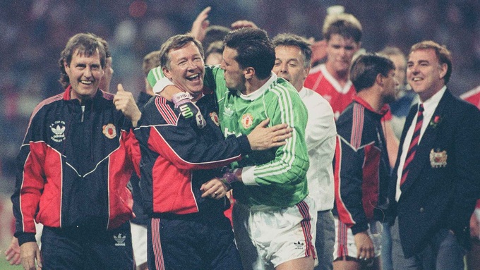 Sealey ôm chầm HLV Alex Ferguson mừng chiến thắng