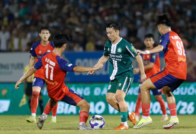 Minh Vươngh được cho nghỉ sớm ở trận vòng 17 ngằm chuẩn bị cho trận gặp Bắc Ninh. Ảnh: Anh Khoa 