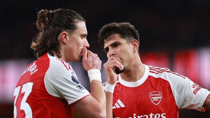 Calafiori và Hincapie là hai mẫu hậu vệ cánh có phong cách rất khác nhau - Ảnh: BBC