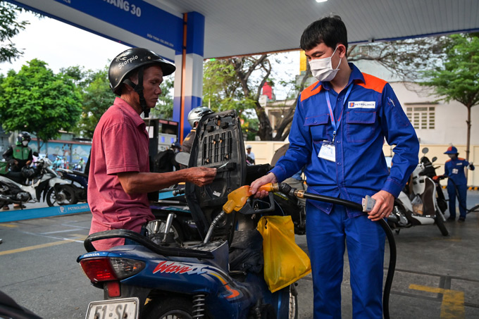 Giá xăng dầu hôm nay 5/5: Dầu thế giới tăng mạnh, trong nước vẫn ổn định ở vùng thấp