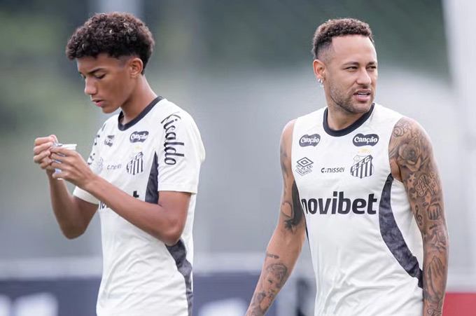 Con trai Robinho yêu cầu Neymar xin lỗi công khai
