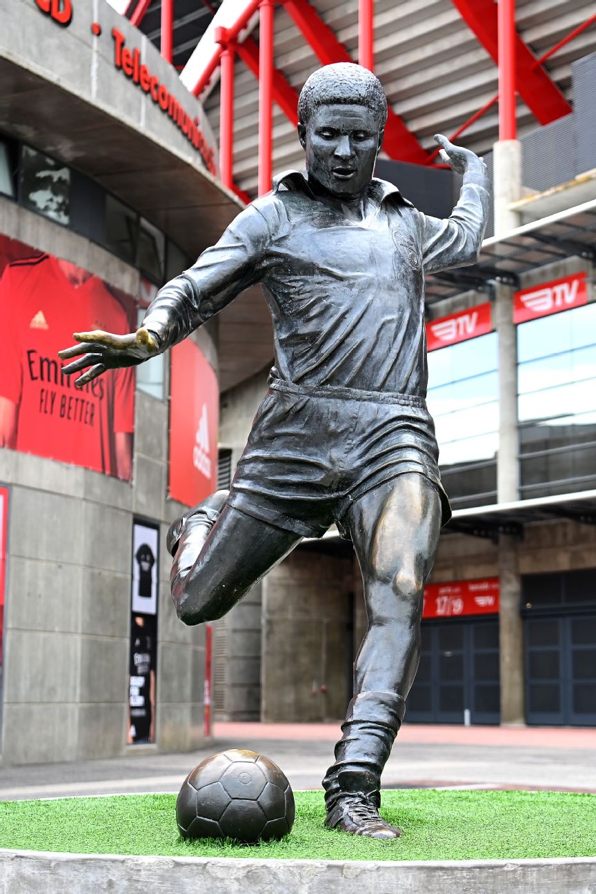 Tượng của Eusebio được dựng trước sân Ánh Sáng của CLB Benfica