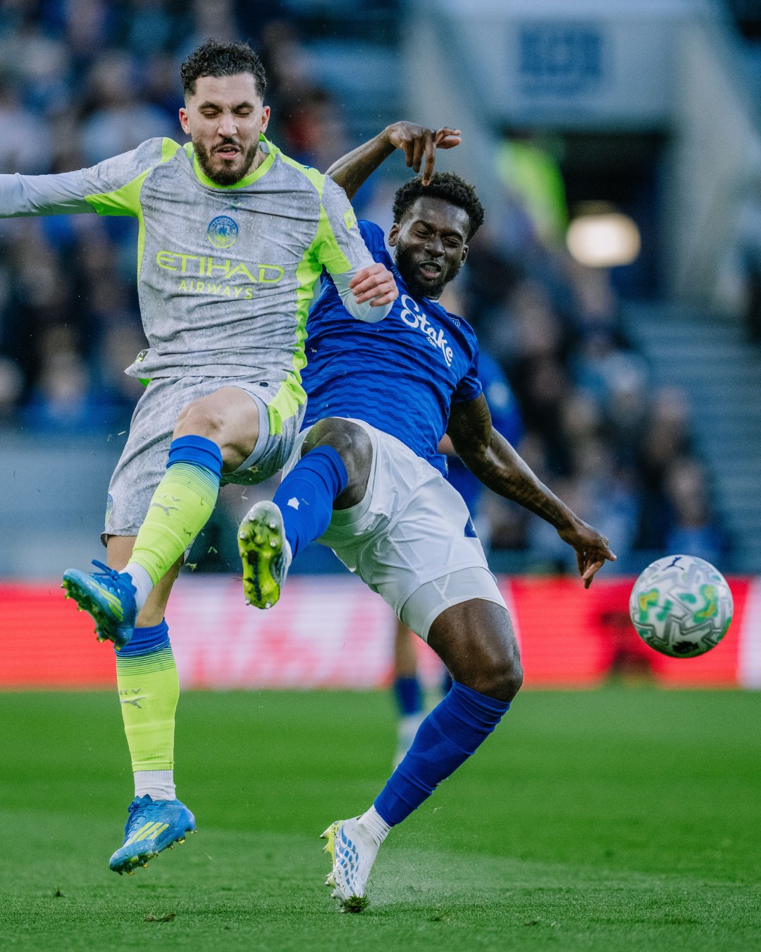 Man City hòa thất vọng trước Everton 