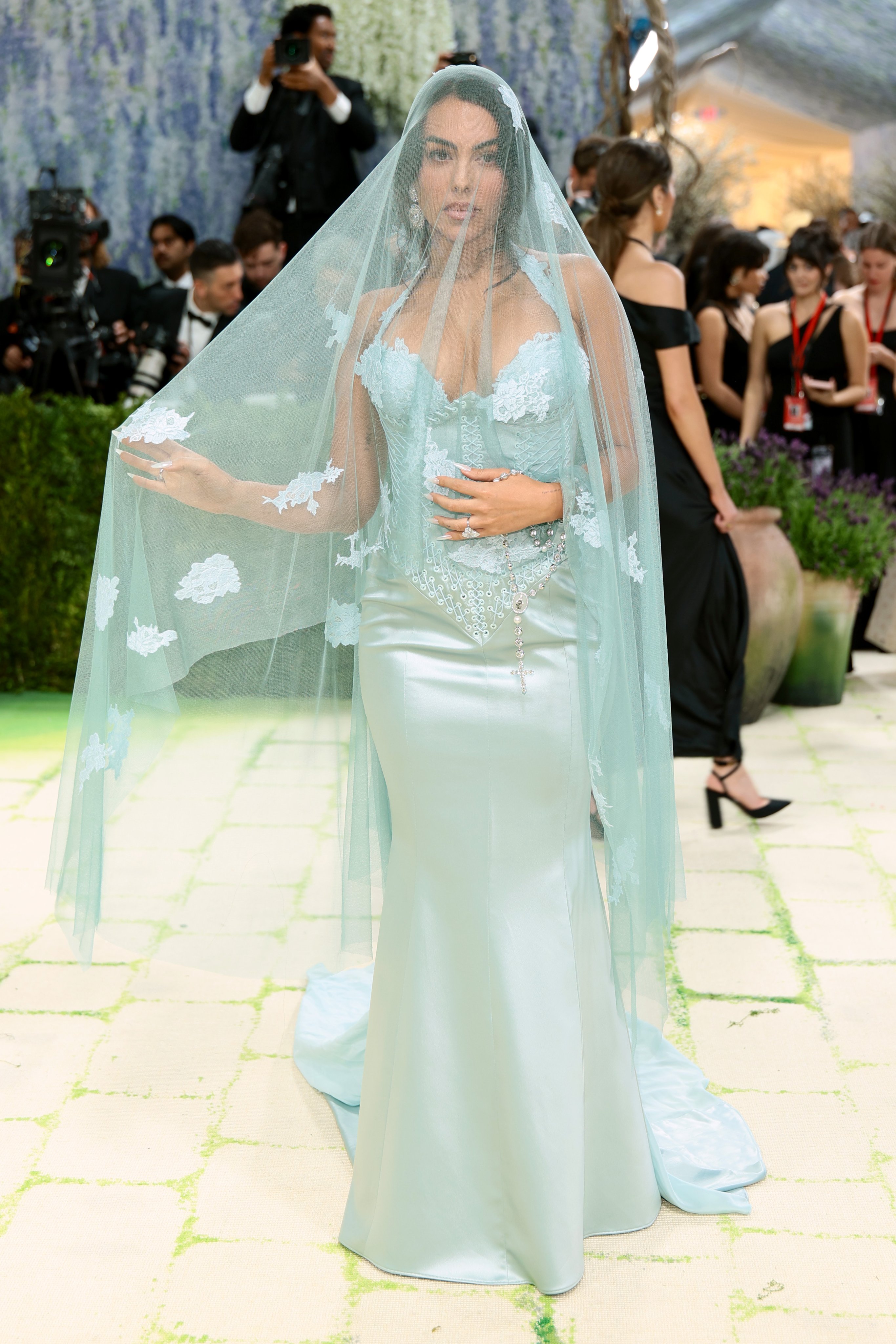 Georgina Rodriguez khoe vòng 1 gợi cảm ở Met Gala 2026