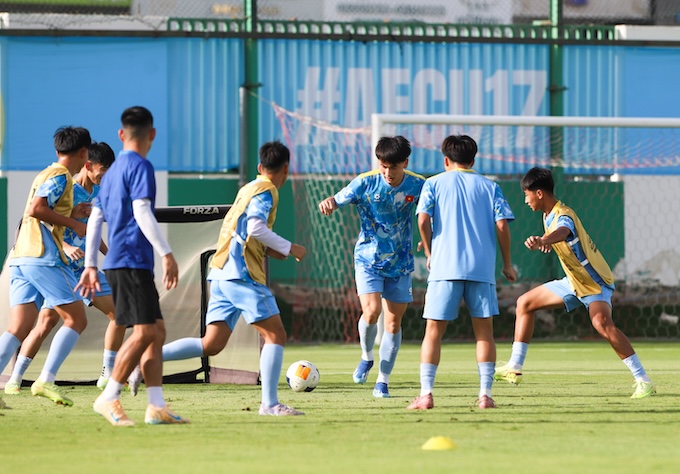 Thầy trò ĐT U17 Việt nam chuẩn bị cho trận đấu. Ảnh: VFF 