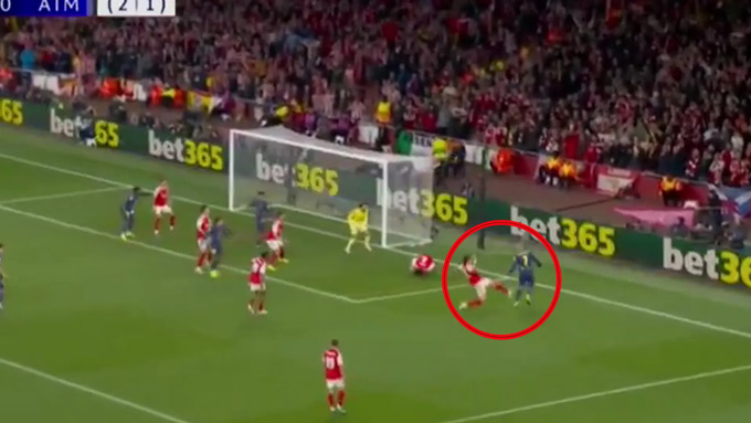 Pha bóng gây tranh cãi khi Calafiori va chạm với Griezmann