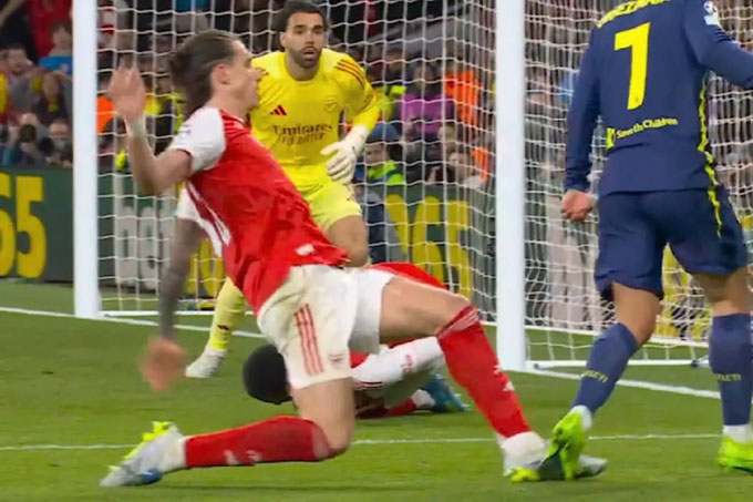 Calafiori phạm lỗi với Griezmann trong vòng cấm - Ảnh: Beyond The Match