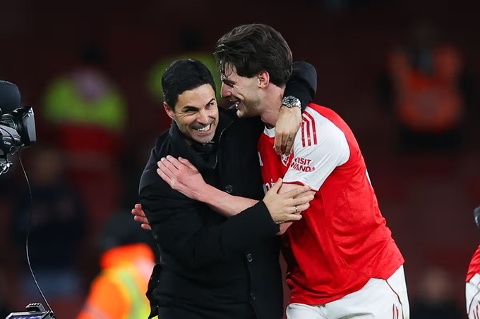 Rice ăn mừng chiến thắng cùng HLV Mikel Arteta