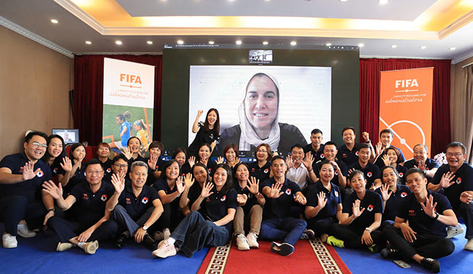 Bà Safia Abdeldayem, giảng viên FIFA thuyết trình 14 phương pháp nâng cao tài chính. Ảnh: Phan Tùng