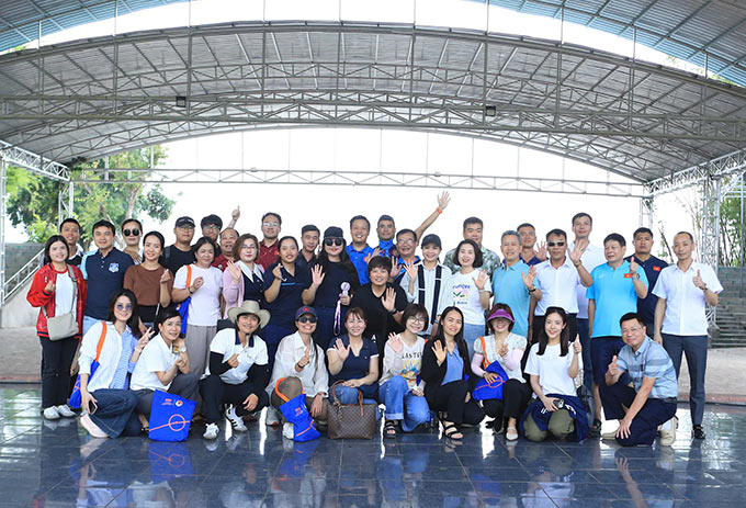 Đoàn tham quan Hồ Núi Cốc. Ảnh: Phan Tùng