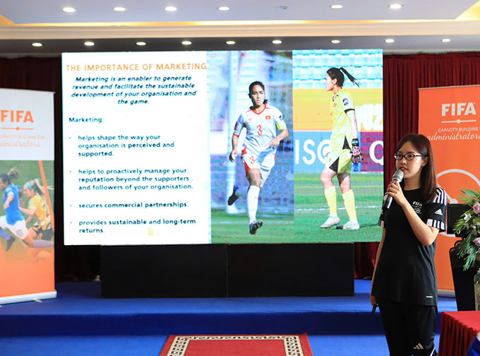 Bà Natcha, giảng viên FIFA tiếp tục chia sẻ những kiến thức hữu ích về công tác quản trị. Ảnh: Phan Tùng