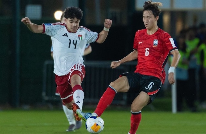 Pha tranh bóng của U17 Hàn quốc và U17 UAE. Ảnh: AFC 