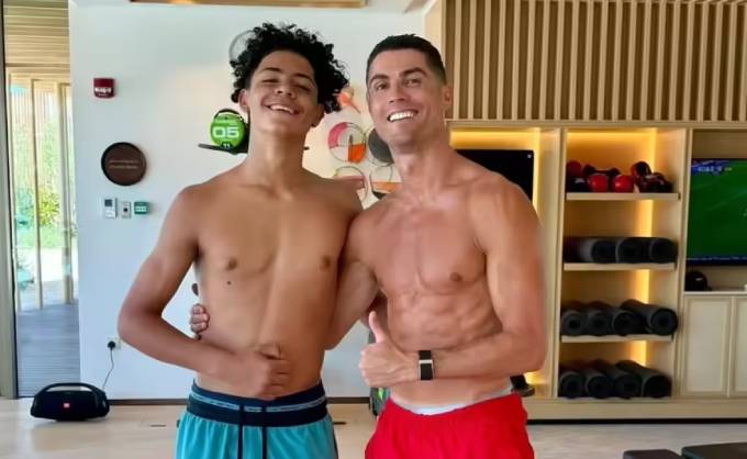Con trai của Cristiano Ronaldo (trái) muốn sang châu Âu tập luyện (ảnh: instagram)