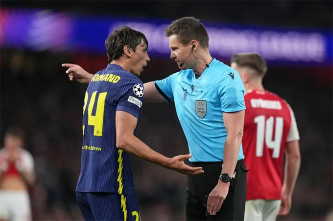 BLĐ Atletico yêu cầu UEFA giải thích sau trận thua Arsenal