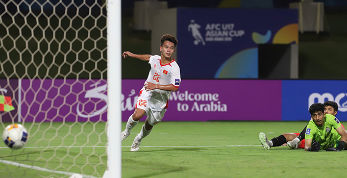Đậu Quang Hưng đóng vai người hùng cho U17 Việt Nam - Ảnh: VFF 