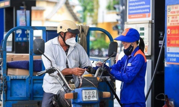 Giá xăng dầu hôm nay 7/5: Giá dầu thế giới lao dốc mạnh, thị trường trong nước chờ điều chỉnh