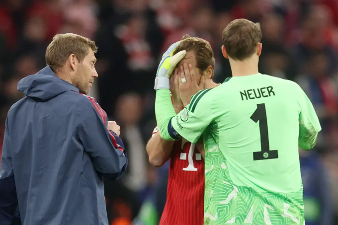 Neuer an ủi Kane sau trận