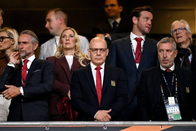 Sir Dave Brailsford (giữa)
