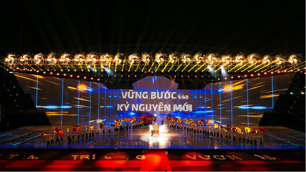 Với ban lãnh đạo SHB, một tổ chức vững mạnh là tổ chức biết tự tôn dân tộc. Ảnh: SHB