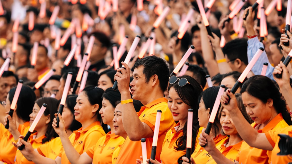 Tinh thần đoàn kết, tình yêu đất nước được lan tỏa cùng đại gia đình SHB. Ảnh: SHB