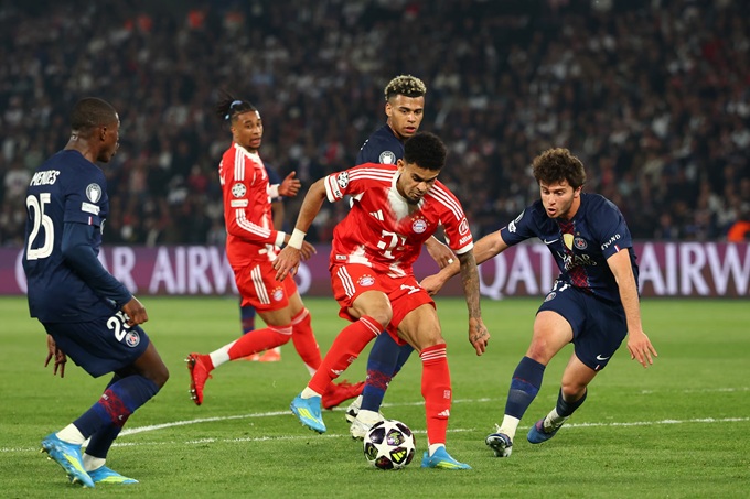 Luis Diaz xoay xở giữa vòng vây cầu thủ PSG trong trận bán kết lượt đi ở Paris